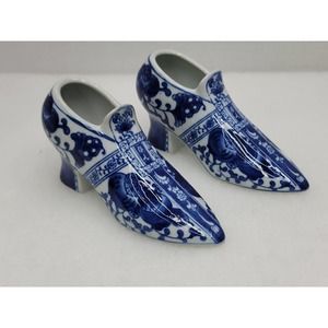 VINTAGE PAIR OF CHINESE PORCELAIN SHOES ROYAL BLUE & WHITE CHINOISERIE